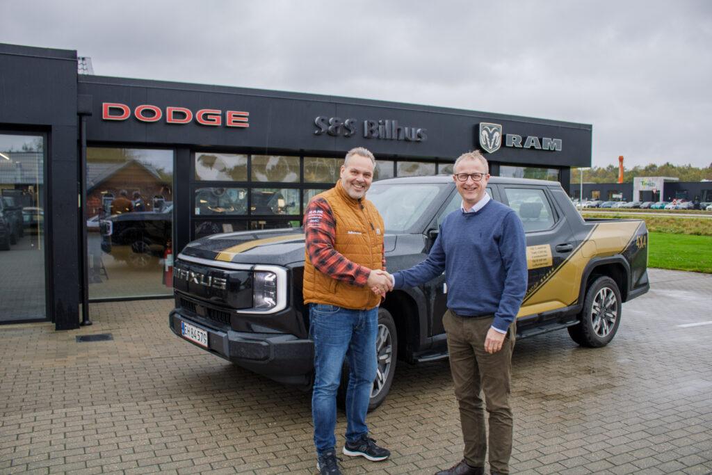 Direktør for S&S Bilhus Brian Bach (tv) og Salgchef Allan Hagelskjær fra RSA Danmark, Maxus impotør (th)